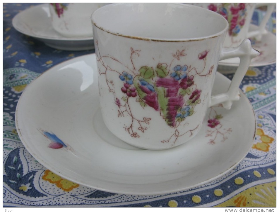 Série de 5 tasses à café + soucoupe,crémier , sucrier Ancienne porcelaine début 1900 Décor de fleurs ,oiseaux & dorures