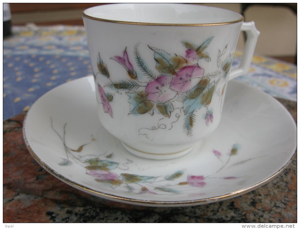 Ancienne Tasse à Café Avec Soucoupe Porcelaine Décor Fleurs Et Oiseau + Dorures  TBE - Tasses