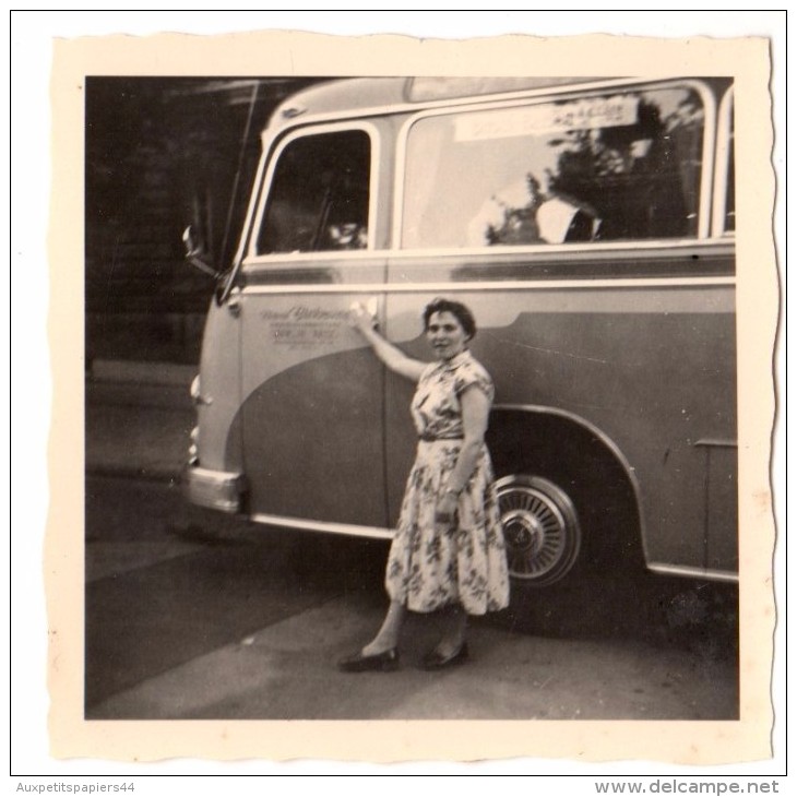 Photo Originale Des Années 50 - Autocars - Autobus - Bus - Femme Clenchant Une Porte De Bus Touristique - Automobili