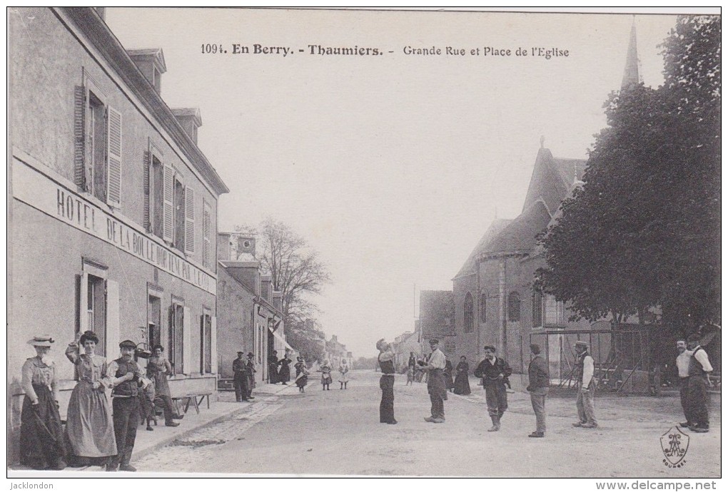 18 -  EN BERRY  THAUMIERS   Grande Rue Et Place De L'Église - Thaumiers