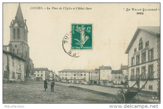 43 LOUDES / La Place De L'Eglise Et L'Hôtel Borie / - Loudes