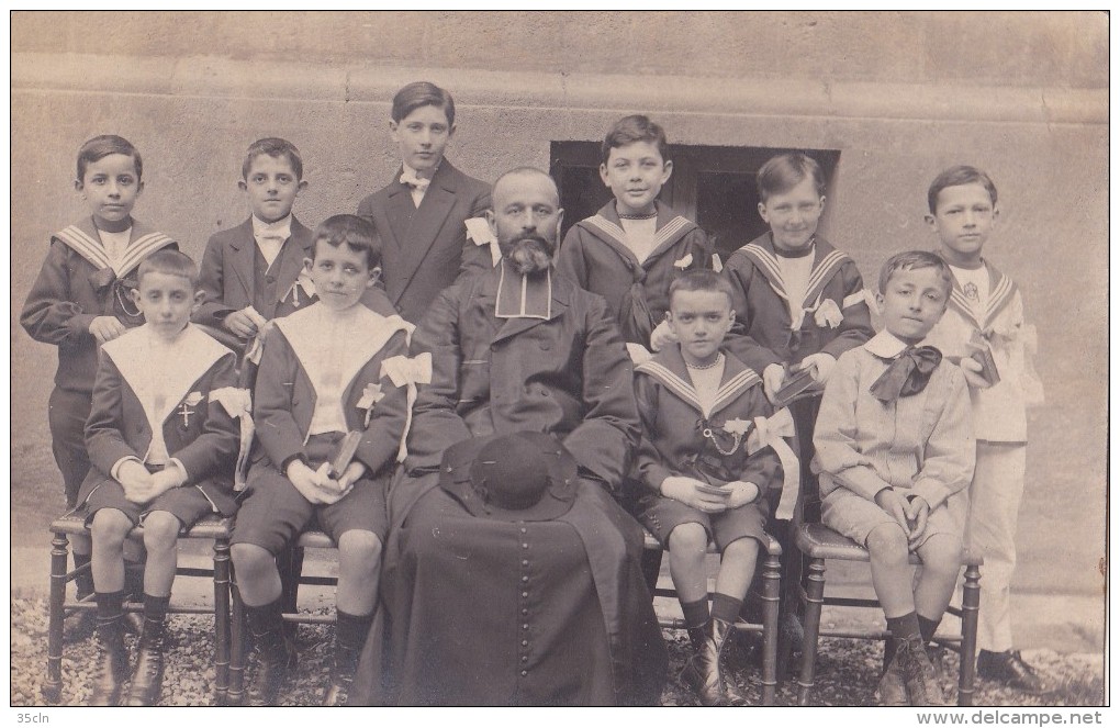 COMMUNION En 1915 à Aix - Carte Photo D´une Communion ( Remarque: Voir La Tenue  Des  Enfants  Et  Du Prêtre ). - Communion