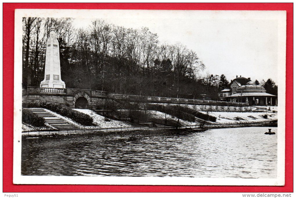 54. Longwy - Bas. Le Parc Des Récollets. Le Monument Aux Morts (1914-18) Et La Rotonde - Longwy