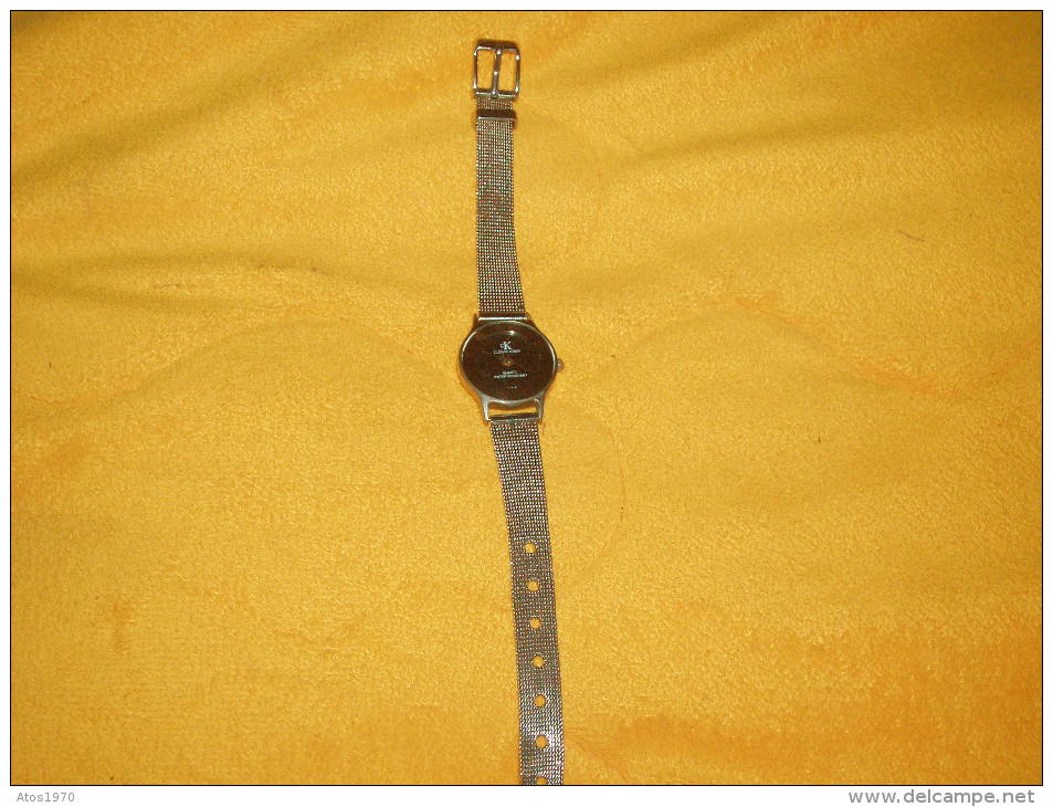 PETITE MONTRE NON TESTEE A REPARER OU A CHANGER PILE MARQUE CALVIN KLEIN USA. DATE ?. - Autres & Non Classés