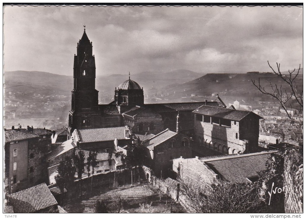 43---LE PUY----basilique De N.D.du Puy--vue Générale---voir 2 Scans - Le Puy En Velay