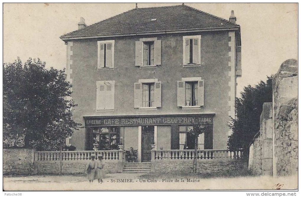 38 - SAINT-ISMIER - Isère - Un Coin - Place De La Mairie - Café-Restaurant Geoffray - Epicerie-Tabac - Otros & Sin Clasificación