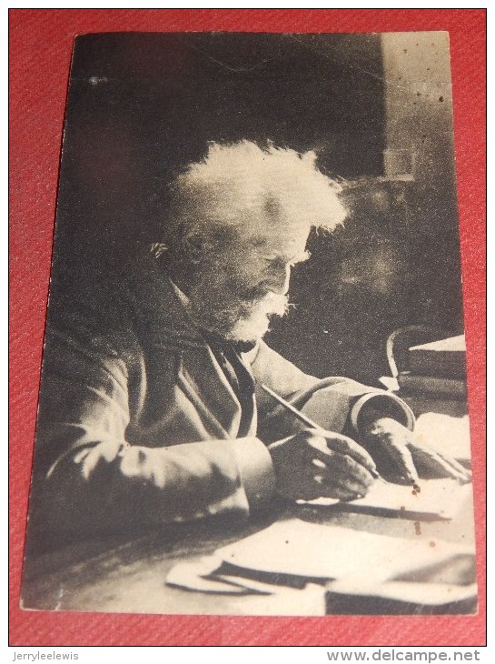 ASTRONOMIE  -  CAMILLE  FLAMMARION  à Son Bureau De L'Observatoire De Juvisy En 1919 - Astronomie