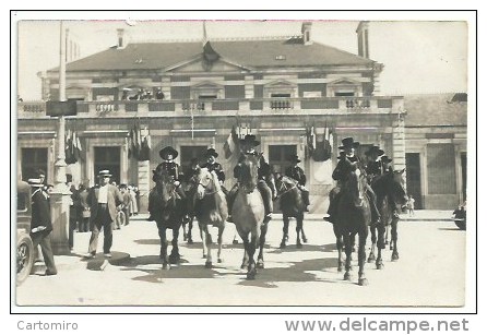 29 Quimper - Carte Photo De Fète Devant La Gare - Etienne Le Grand Photographe Place Terre Au Duc Quimper - Quimper