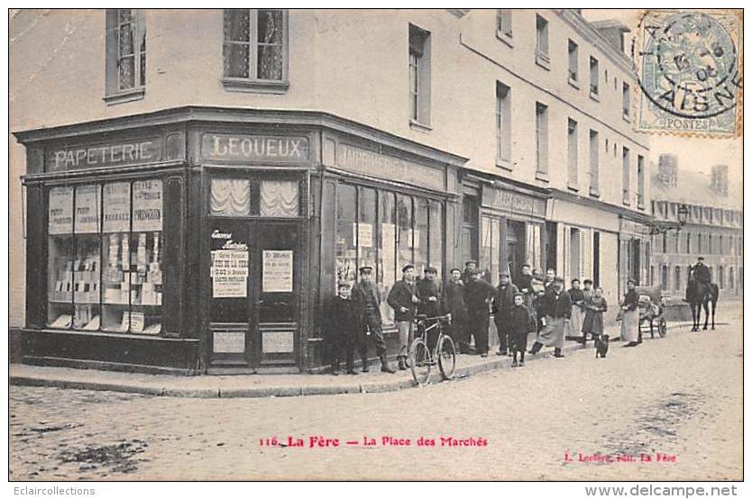 La Fère    02    Place Des Marchés.  Papeterie Lequeux - Other & Unclassified