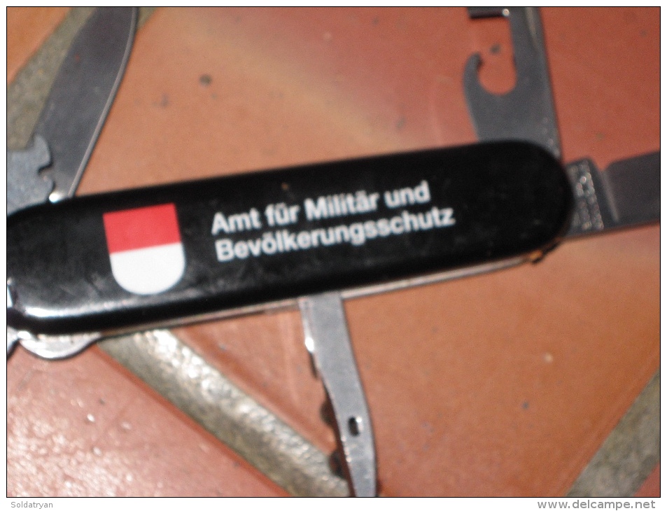 Couteau Officier Suisse Avec Pub Allemande  AMT Fur Militar Und Bevolkerungsschutz - Knives/Swords