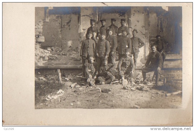 55Hys   Carte Photo Militaire Soldats Spahis Devant Batiments En Ruine Impacts De Balles Sur Les Murs - Régiments