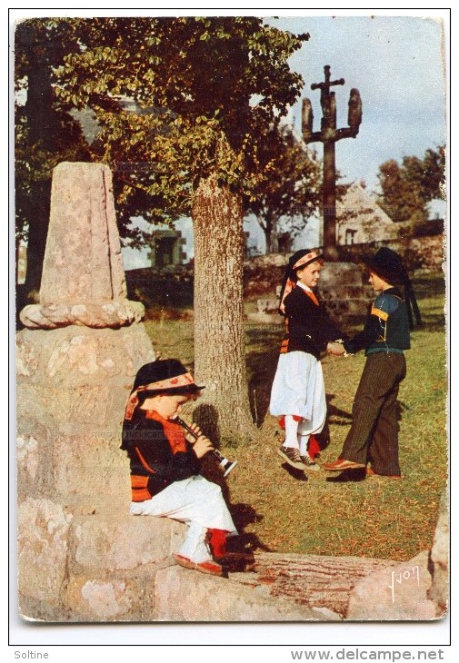 La Bretagne - En Cornouaille Jour De Fête Au Pied D´un Cavaire - écrite Et Timbrée - 2 Scans - Autres & Non Classés