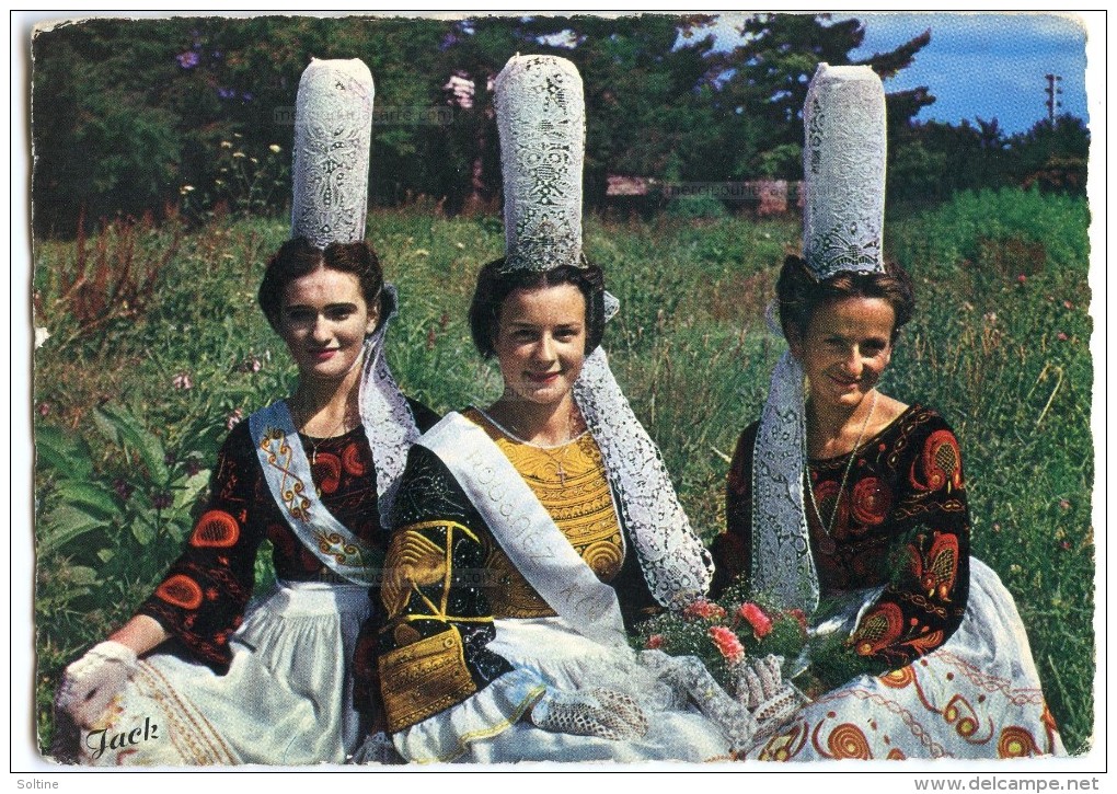 Folklore De Bretagne - Groupe De Jeunes Filles En Costume Du PAYS "BIGOUDEN" - Non écrite - 2 Scans - Autres & Non Classés