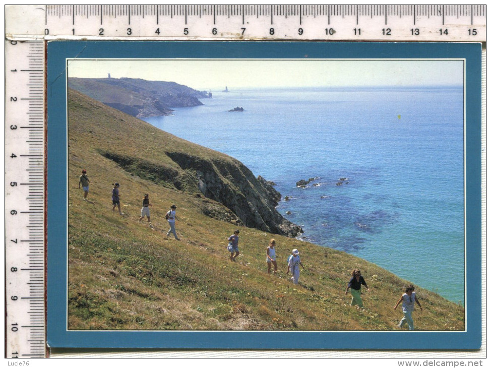 PLOGOFF    -   Promenade  Sur  Les  Falaises  Entre La  Pointe  Du Raz  Et  La  Baie Des  Trépassés - Plogoff