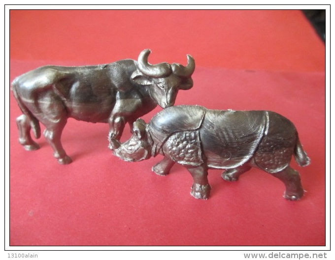 Lot 2 Figurines Plastique Animaux Sauvages Rhinocéros Buffle Lessive OMO Jouets - Andere & Zonder Classificatie