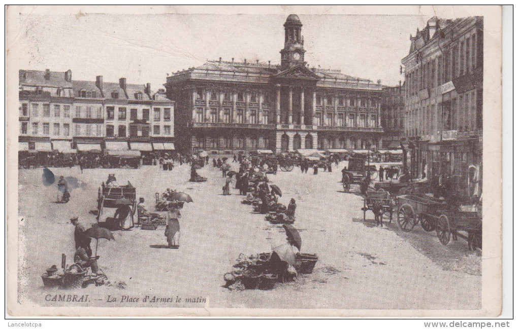 59 - CAMBRAI / LA PLACE D'ARMES LE MATIN - Cambrai