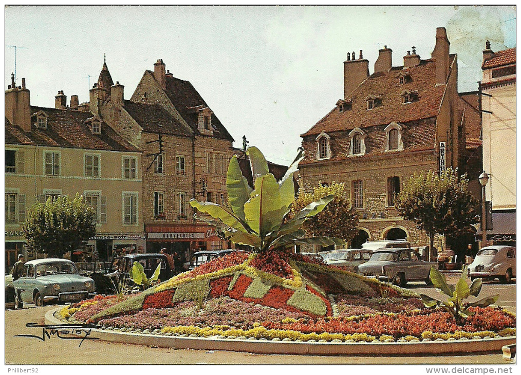 Beaune. Place Carnot. Automobiles Renault Dauphine, Peugeot 203, Simca Aronde Etc. Photo R. Moisy. - Beaune