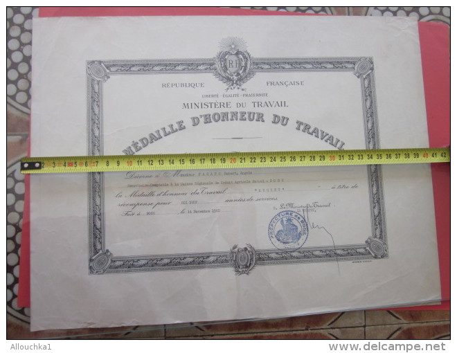 DIPLOME  DE LA MEDAILLE D'HONNEUR  Du TRAVAIL DELIVRE PAR LA PREFECTURE DE BONE EX ALGERIE FRANCAISE ET MINISTRE 1960 - Historical Documents