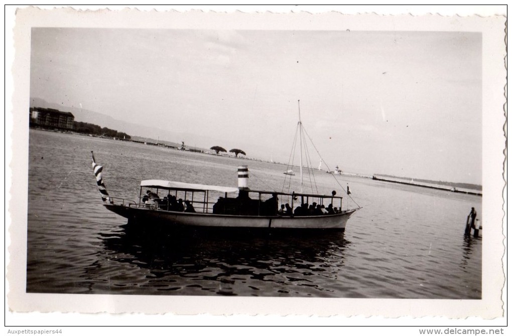 Photo Originale Bateau - Bateau Touristique à Vapeur Sur Le Lac De Genève Le 16 Juillet 1949 - Vue De La Ville En Fond - Boats