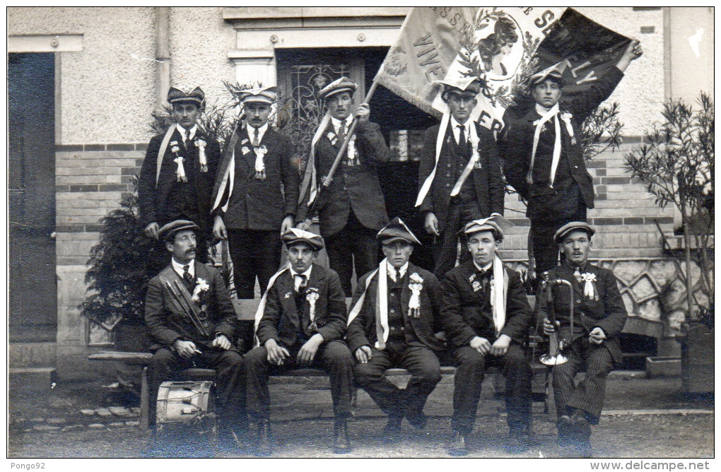 Cpa Photo Originale Du Groupe De Conscrits De SENNELY (45) Drapeau Brodé Déployé, Petit Carré Sur La Casquette (49.66) - Guerre, Militaire