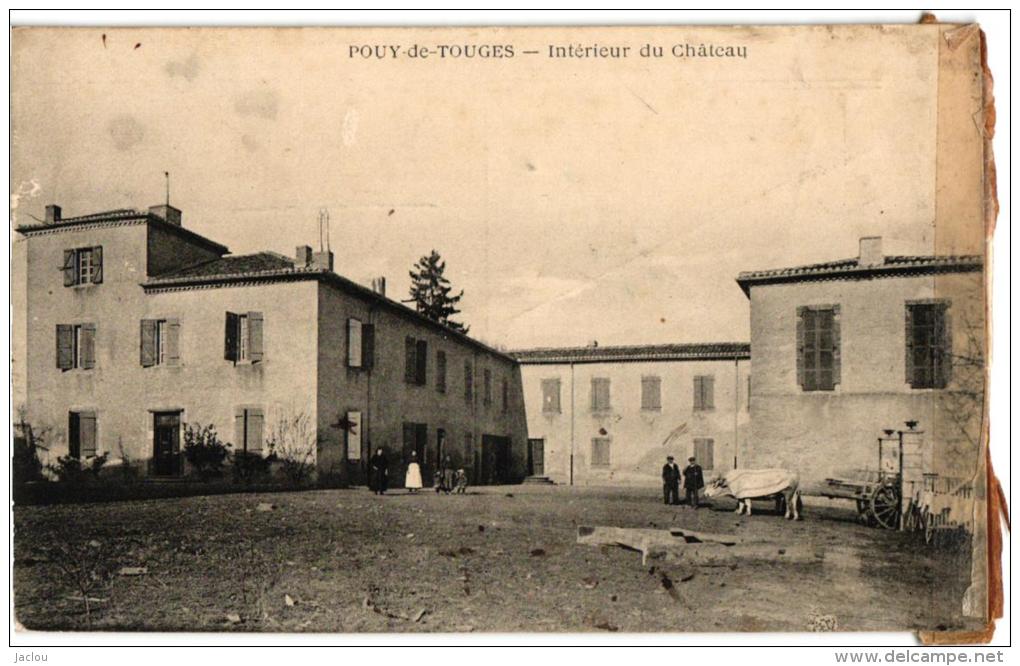 POUY DE TOUGES ,INTERIEUR DU CHATEAU,JOLI PLAN ANIME  REF 45322 - Autres & Non Classés