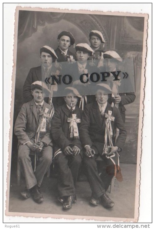 CARTE  PHOTO  -  Groupe De Conscrits Avec Des Cigarettes  BALTO  ( Paquet Bien Visible ) - Personen