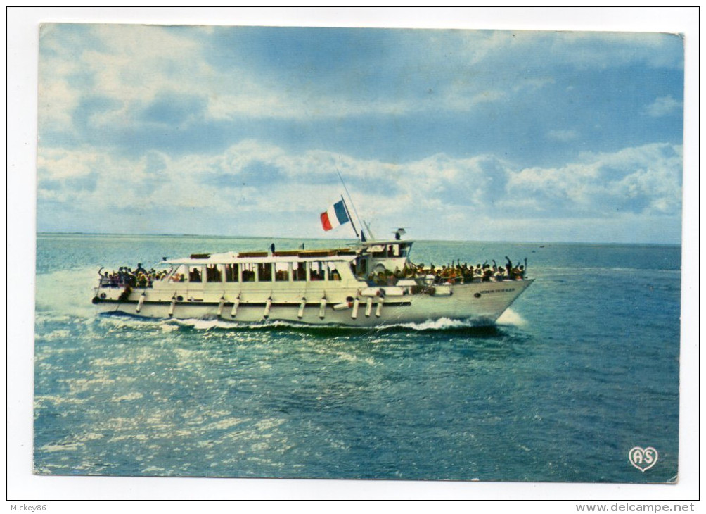 LA TRANCHE SUR MER--bateau Inter Iles"Vénus Des Iles" (animée),cpsm  15 X 10  N° 38 Par éd  Artaud - La Tranche Sur Mer