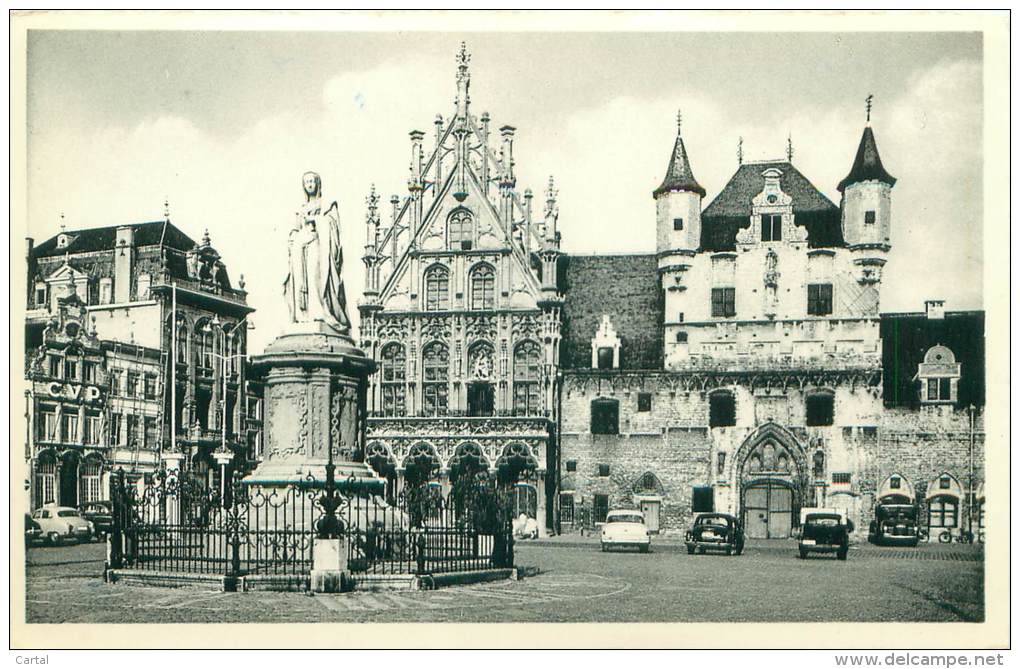 MECHELEN - Standbeeld Van Margaretha Van Oostenrijk.  Stadhuis En Oude Lakenhallen - Mechelen