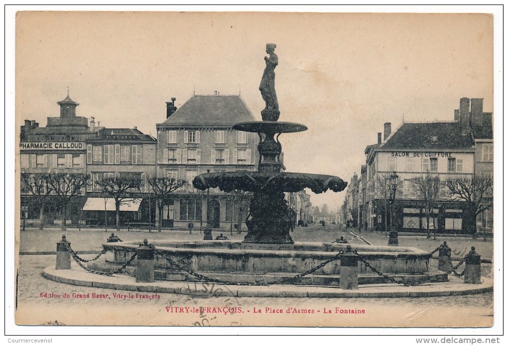 CPA - VITRY-LE-FRANÇOIS (Marne) - La Place D'armes - La Fontaine - Vitry-le-François