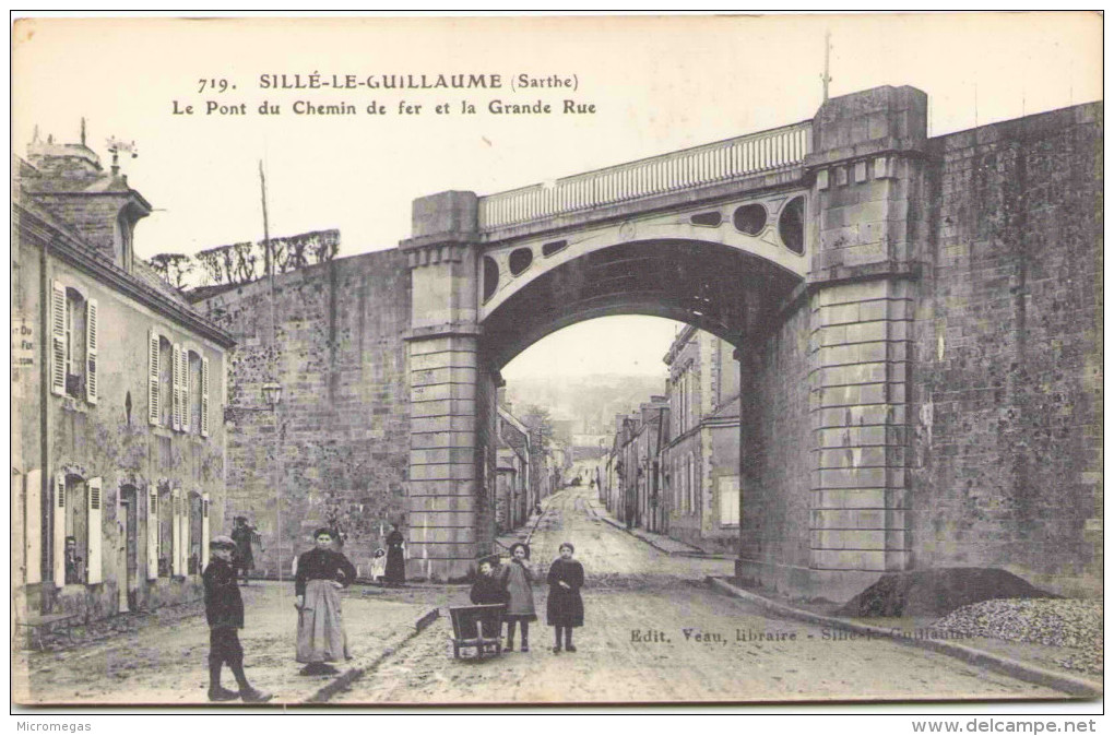 SILLÉ-le-GUILLAUME - Le Pont Du Chemin De Fer Et La Grande Rue - Sille Le Guillaume