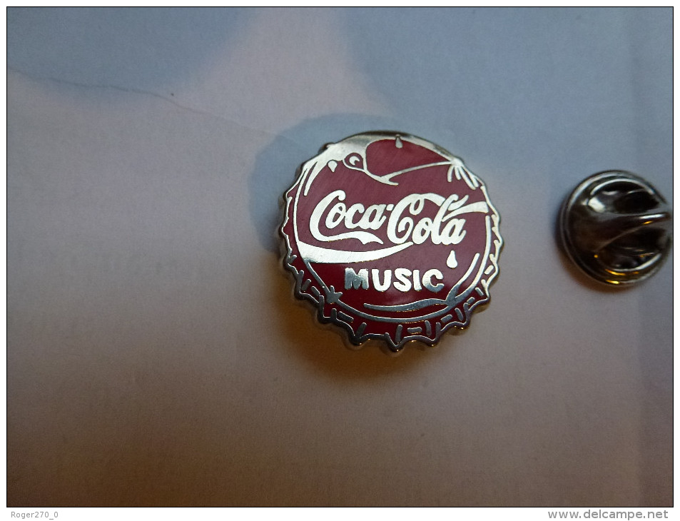 Beau Pin´s En Zamac , Coca Cola Music   , Signé Decat - Coca-Cola