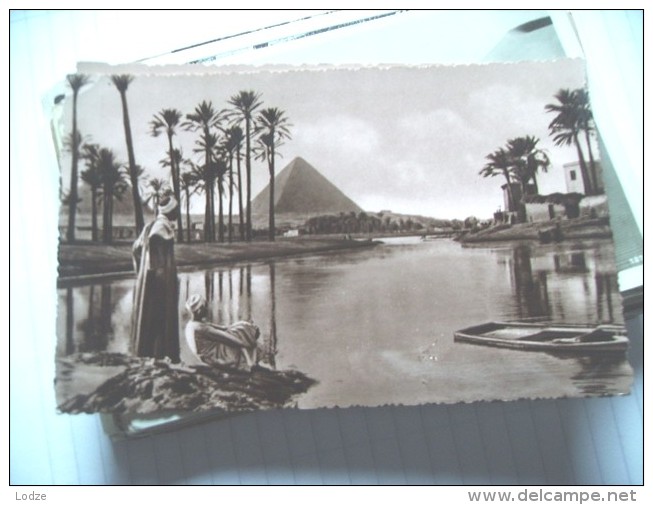 Egypte Egypt Pyramids Pyramides  And Men Near Water - Pyramides