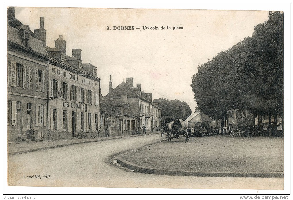 DORNES UN COIN DE LA PLACE  LES ROULOTTES AMBULANTES - Autres & Non Classés