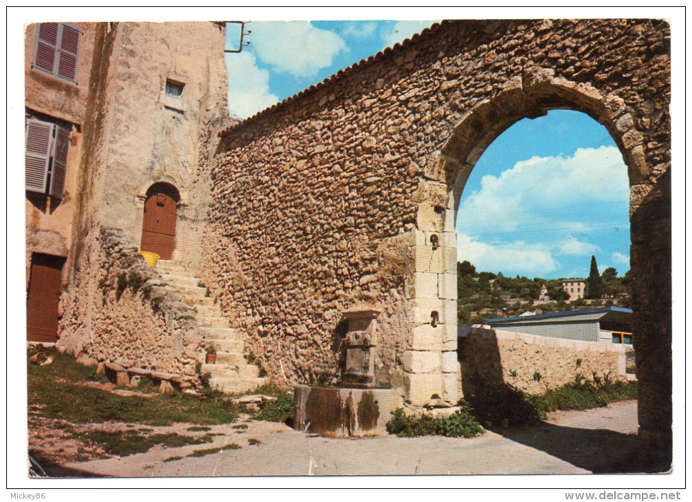 AUPS--1977--Porte Des Aires (fontaine)  ,cpsm 15 X 10  N° 5269  éd  De Provence - Aups