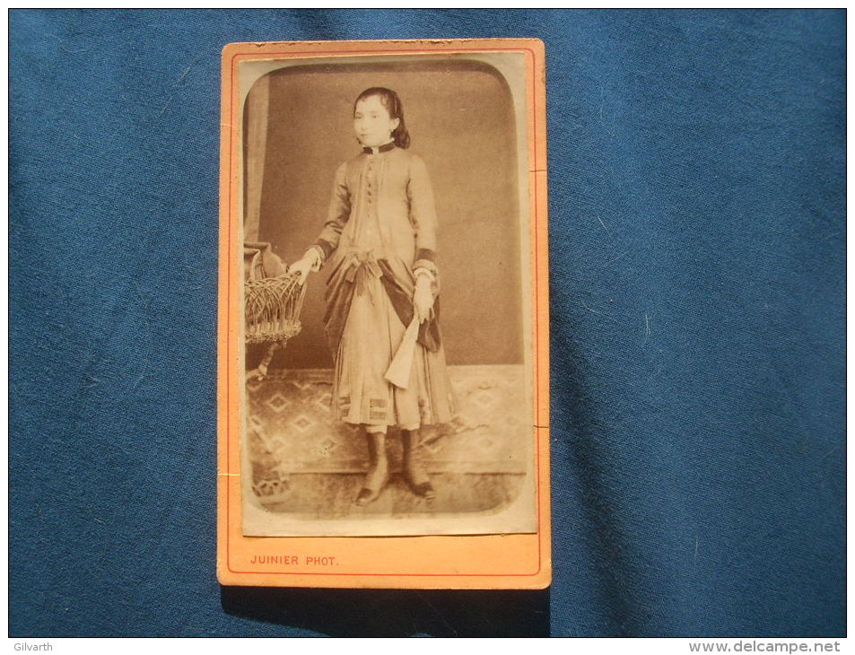 Photo CDV Juinier  - Jeune Fille En Pied Avec éventail (adrienne Salvat) Circa 1875 L229 - Antiche (ante 1900)