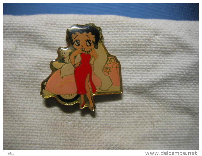 Pin´s Betty Boop Devant Sa Voiture De Couleur Rose - Pin-ups