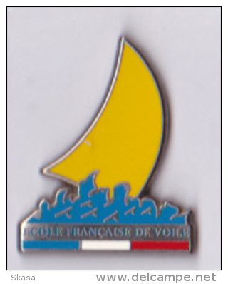 Pin´s Voilier Ecole Française De Voile, Jaune, Zamac Signé Decat Paris - Sailing, Yachting