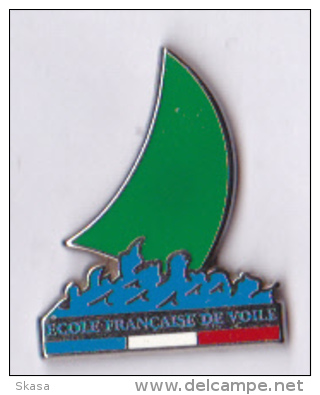 Pin´s Voilier Ecole Française De Voile, Verte, Zamac Signé Decat Paris - Vela