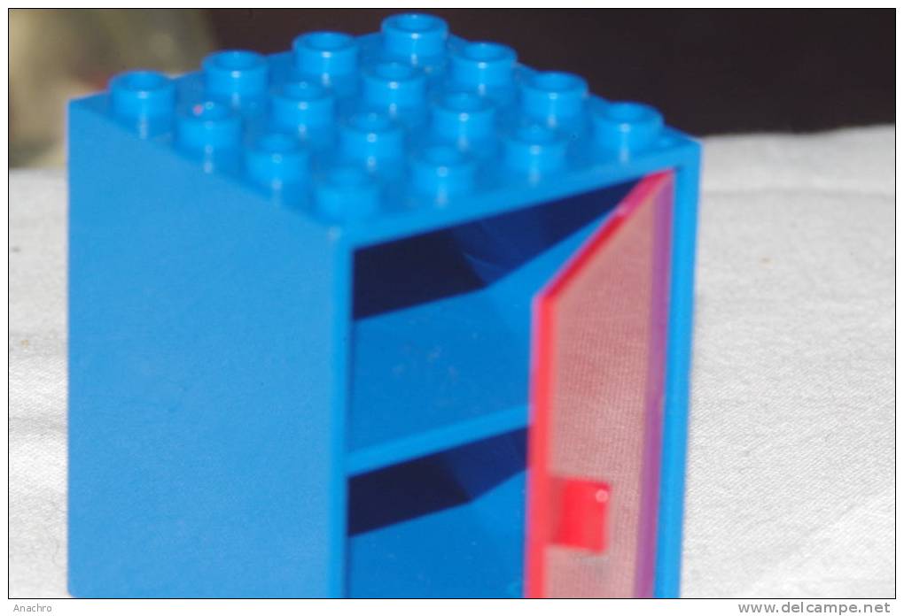 LEGO Ancien BLOC PLACARD  4 X 4   PORTE ROUGE Sur Fond Bleu 2 Etagères APPARTEMENT De POUPEE - Lego System