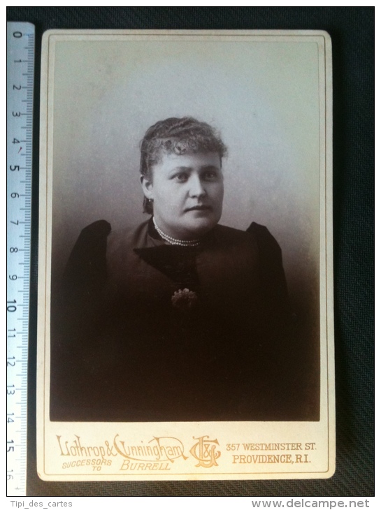 Photo De Cabinet Cdv - Buste D'une élégante Femme Bourgeoise, Lothrop &amp; Cunningham Providence Rhodes Island U.S.A. - Anciennes (Av. 1900)