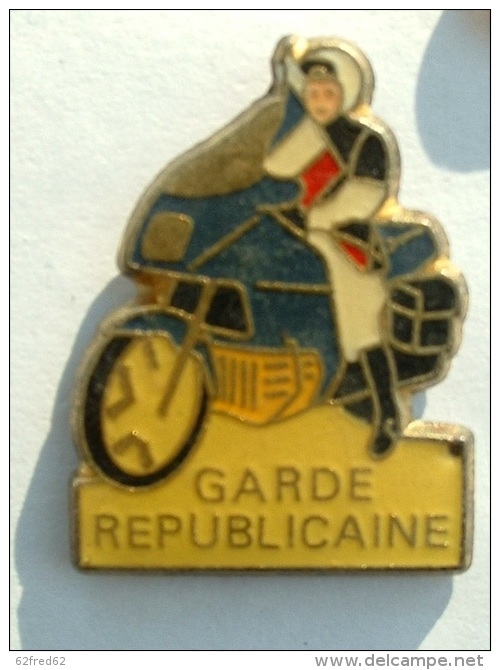 Pin´s  GARDE REPUBLICAINE - MOTO - Armee