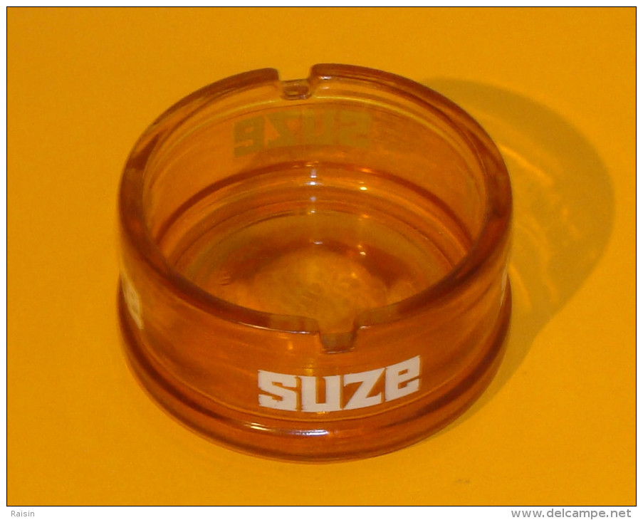 Cendrier Publicitaire " SUZE " Sérigraphié Verre Moulé Ambré  8,5 X 4,5 Cm.TBE - Verre