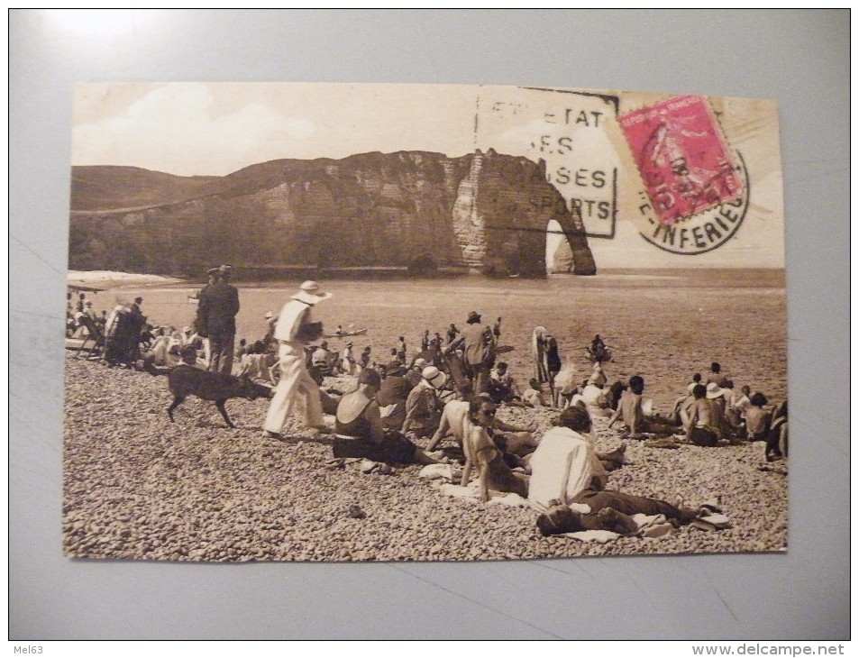 A326. CPA. 76. Etretat. Ses Falaises. Plage De Galets. Rare Beau Plan Animé. écrite & Voyagée 1938 - Etretat