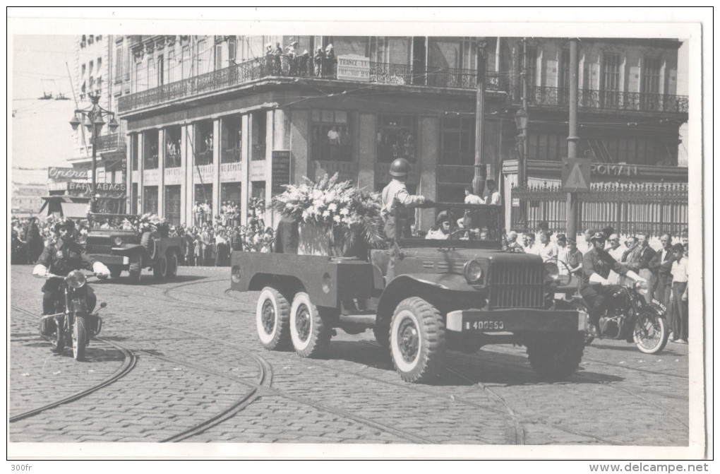 Photographie WW2 Defile Militaire Pour La Victoire Marseille Au Vieux Port Animée Hommes Femmes Foule Militaire Voiture - War 1939-45