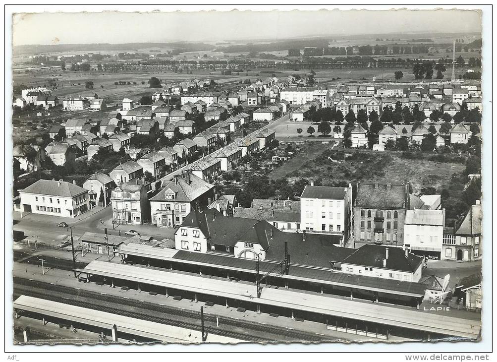 CPSM EN AVION AU DESSUS DE... HAGONDANGE, VUE AERIENNE SUR LA GARE, MOSELLE 57 - Hagondange