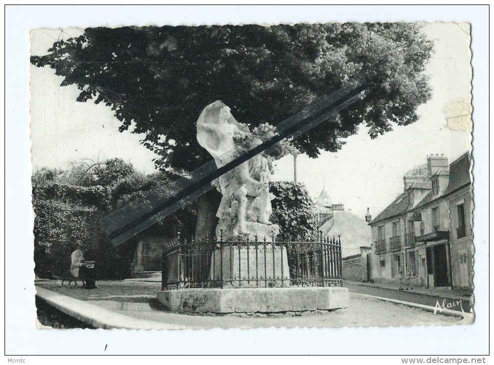 CPM Abîmée - Ermenonville  - La Statue De J.J Rousseau - Ermenonville