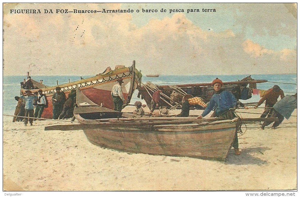 Figueira Da Foz - Buarcos - Arrastando O Barco De Pesca Para Terra (2 Scans) - Coimbra