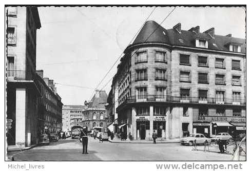 Amiens - Somme - 205 - Rue Delambre - Animée - Circulé En 1957 - Noir Et Blanc - TBE - Amiens