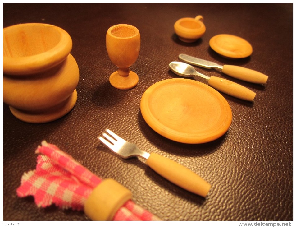 Dinette Miniature En Bois Rond De Serviette Couteau Fourchette Cuillere Assiettes Tasse Gamelle - Altri & Non Classificati