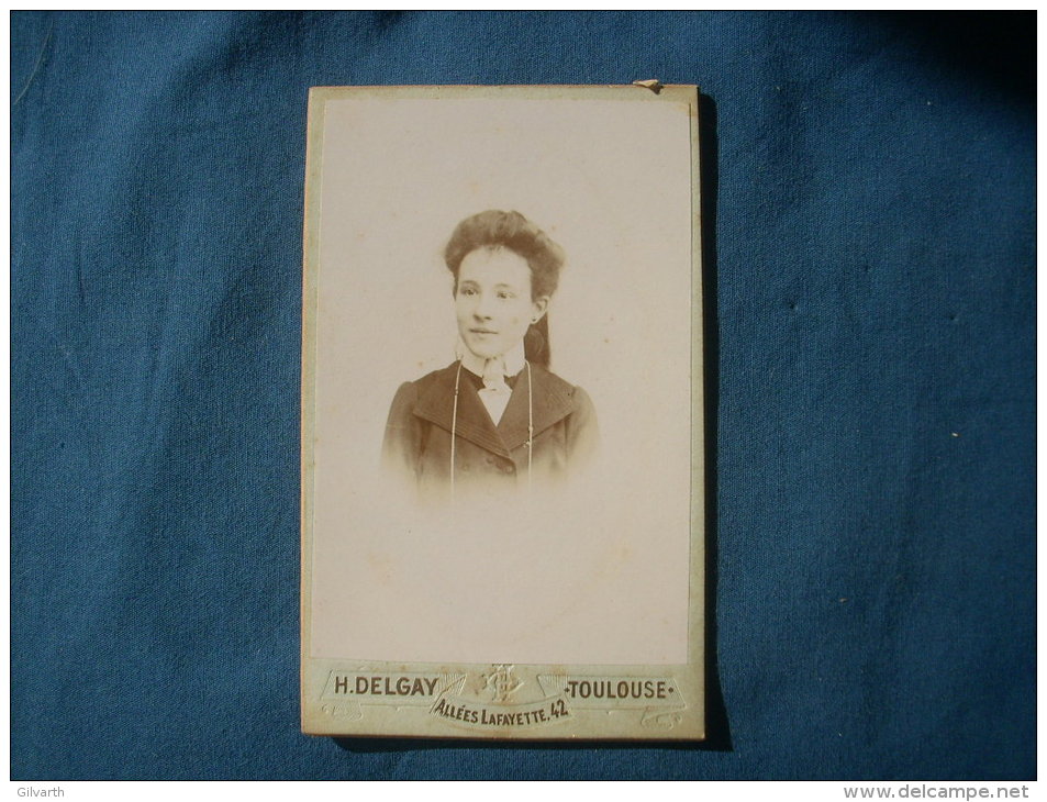 Photo CDV H. Delgay à Toulouse - Jeune Femme Avec Faux Col Et Cravatte  L229 - Old (before 1900)